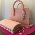 Gâteau personnalisé, sacoche et porte-feuille rose Michael Kors